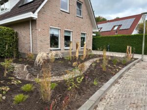 Renovatie voor en achter tuin Emmeloord